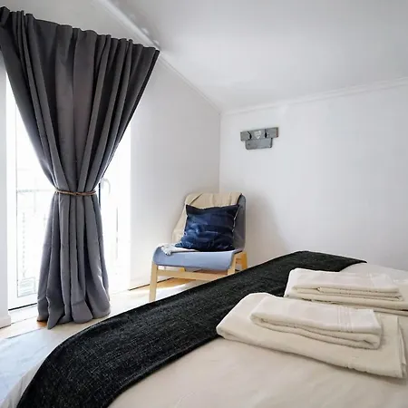 아파트 Alfama Historical 3 Bedroom Duplex 리스본