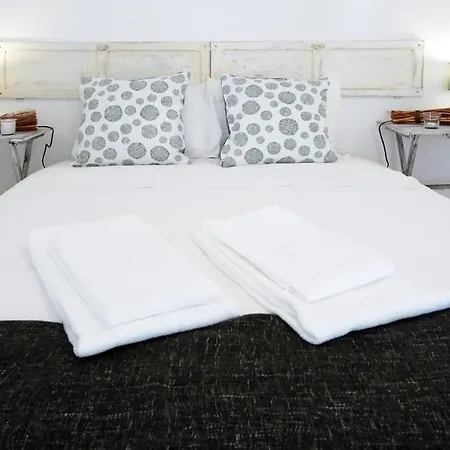 Alfama Historical 3 Bedroom Duplex *